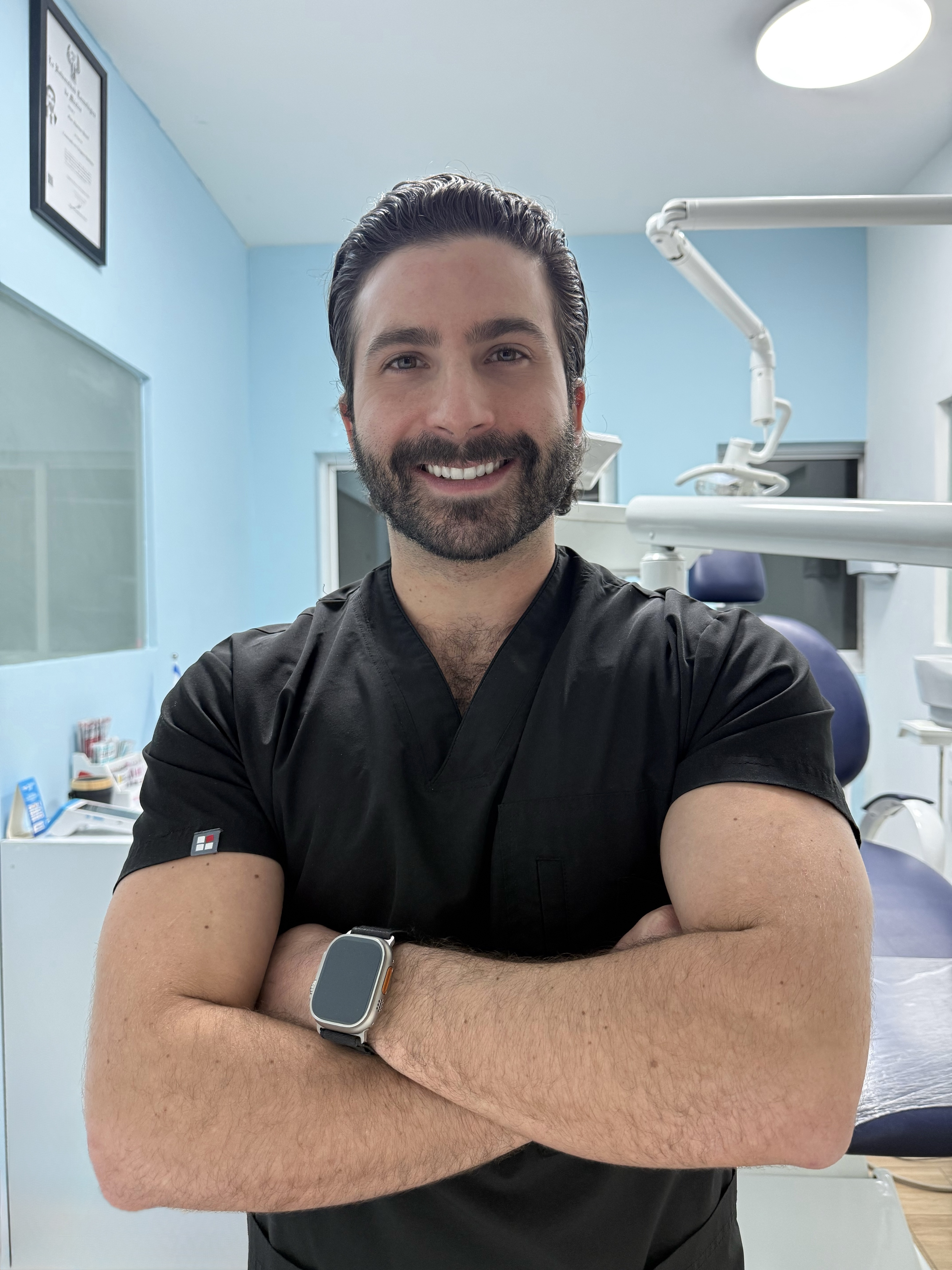 Dr. Alan Akerman en su consultorio dental